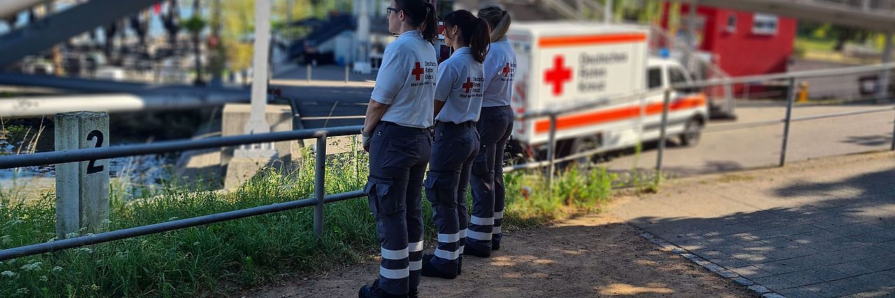 Helfer beim Sanitätsdienst am ausschau halten 