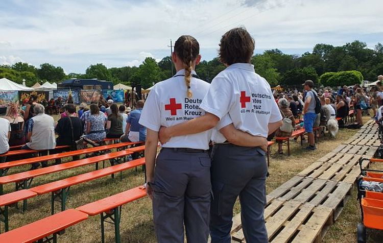 Personen beim Sanitätsdienst