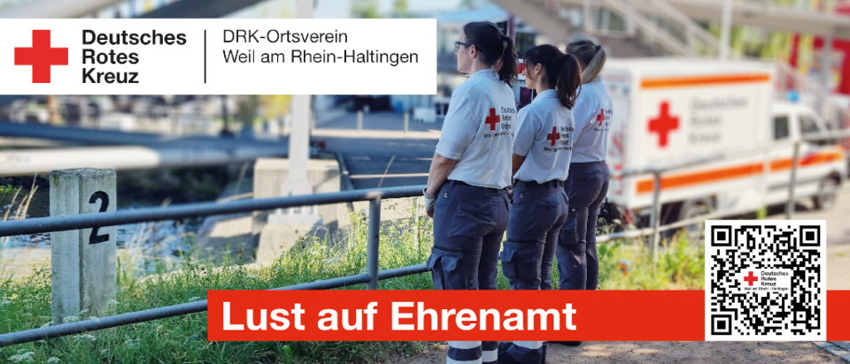 Sanitäter schauen auf den Rhein